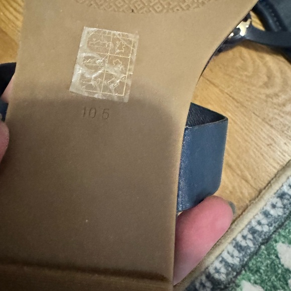 Tory Burch Bryce Leather Flat Thong Sandal - Picture 4 of 5